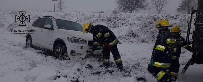 Все більше областей в Україні засипає снігом: де негода наробила лиха