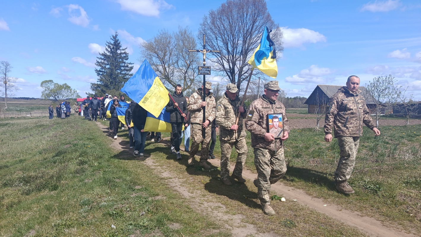 Навіки 41: на Волині в останню земну путь провели Героя Євгена Котельницького, який майже рік вважався зниклим безвісти