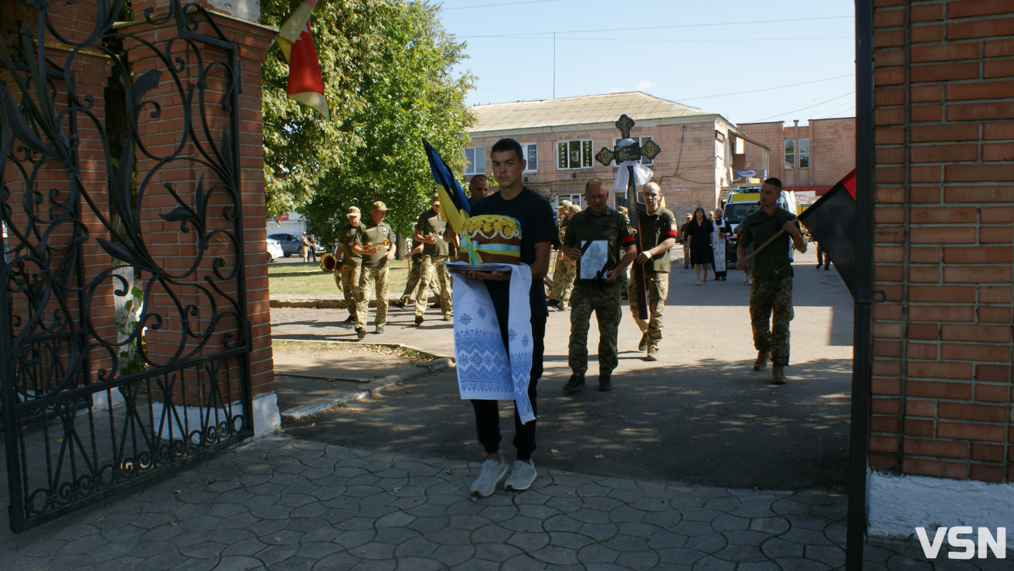 Мав незабаром одружитися: у Рожищі попрощалися із загиблим захисником Юрієм Франком