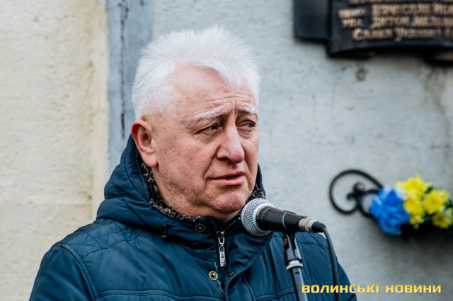 «Він ніколи не думав про себе й не скаржився»: у Луцьку відкрили меморіальну дошку на честь бойового медика Романа Ткача