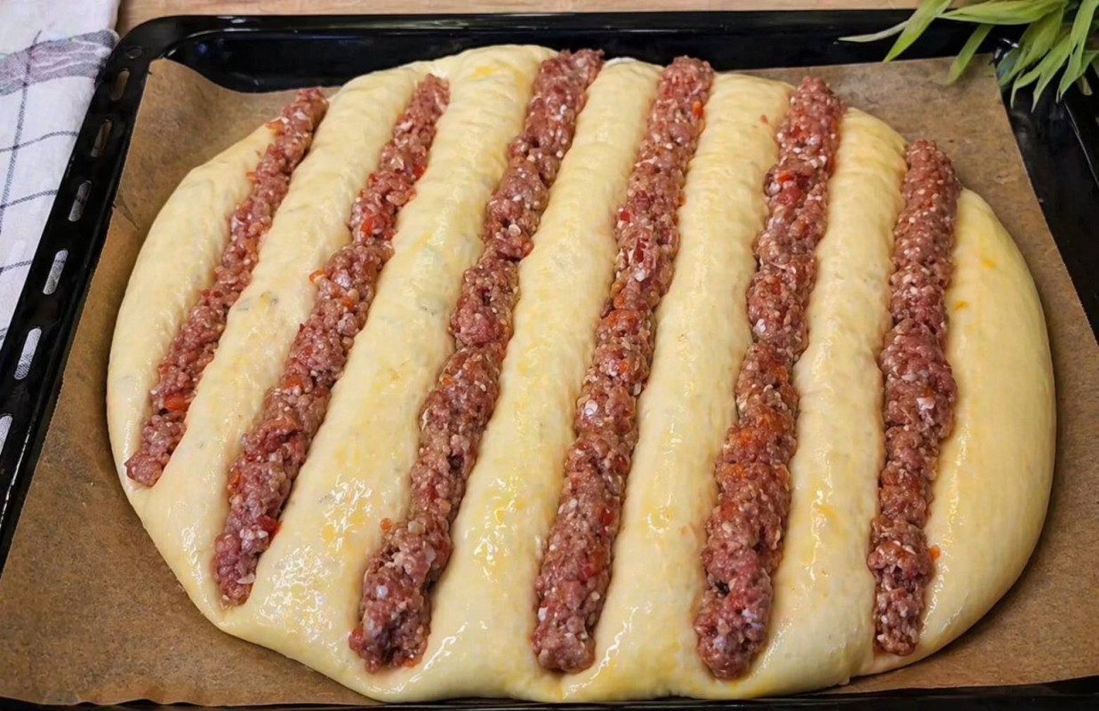 Соковитий пиріг із фаршем, який готується простіше за біляші й чебуреки