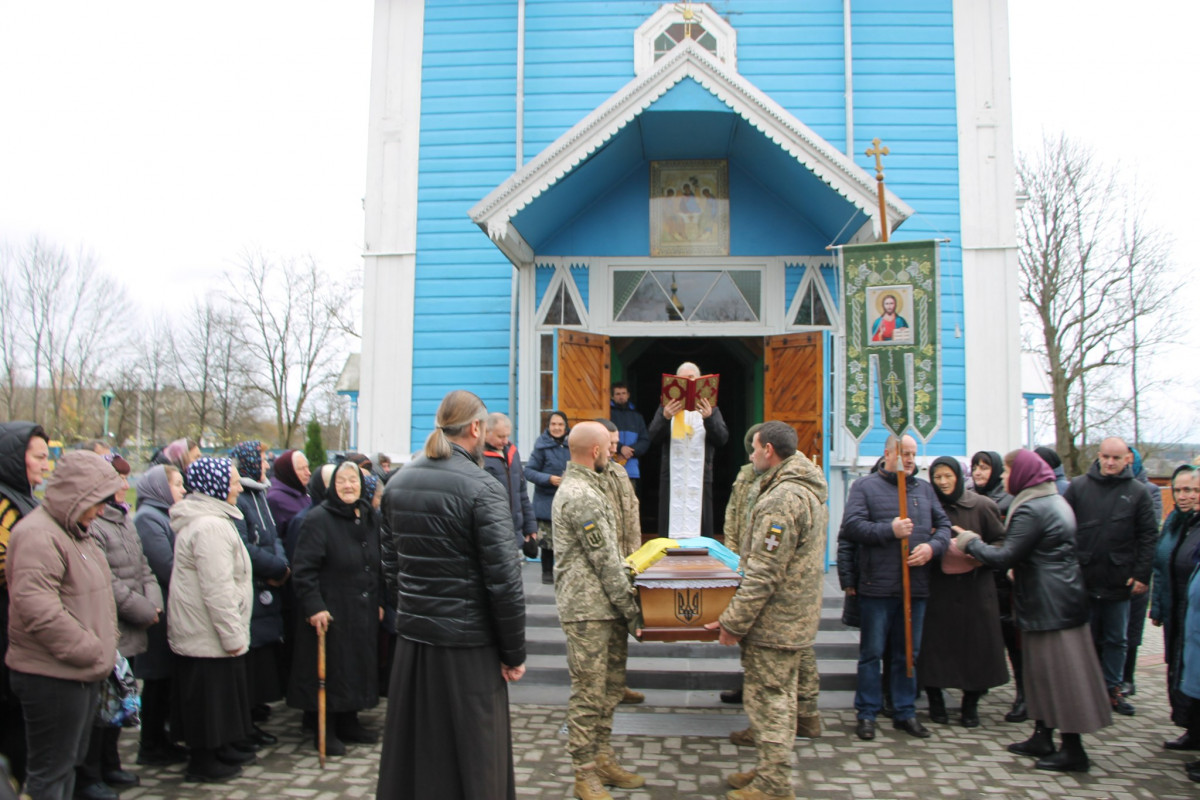 Помер у зоні бойових дій: на Волині усе село прийшло попрощатися з Героєм Віталієм Лук'янчуком. Фото