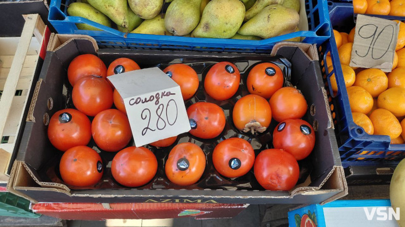 Скільки коштують фрукти та перші ягоди на ринку у Луцьку?