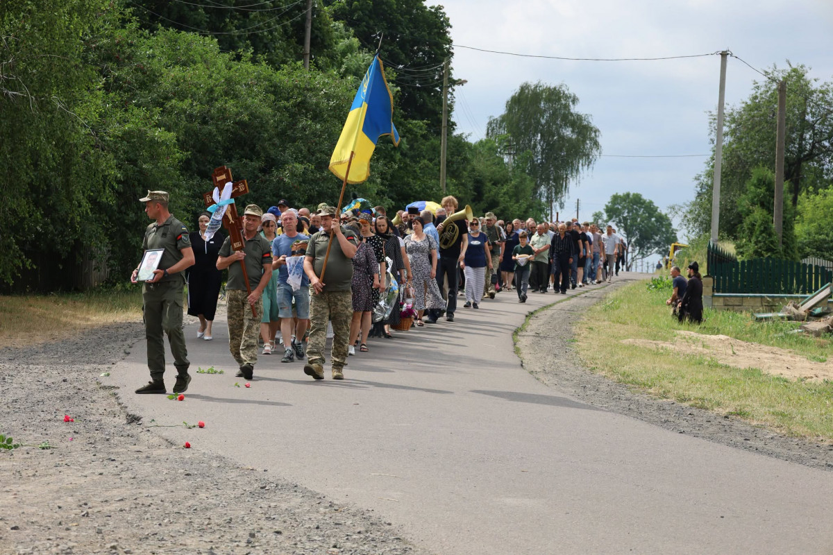 Тривалий час вважався зниклим безвісти: на Волині в останню земну дорогу провели захисника Андрія Стернічука