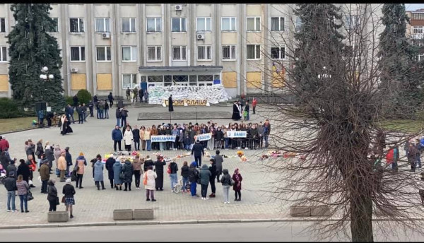 На Волині діти виклали іграшками слово Буча