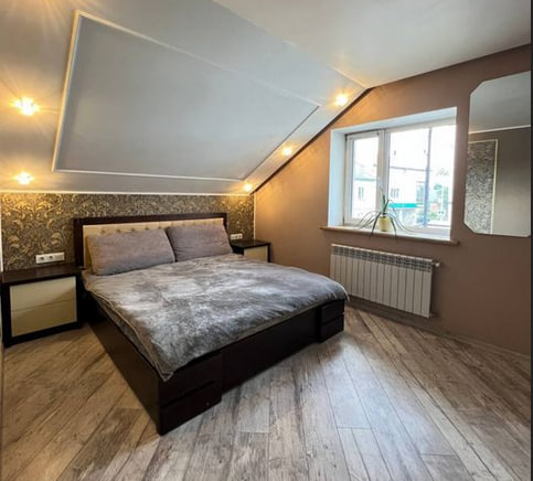 У центрі Горохова продається стоматологічна клініка з житловим будинком