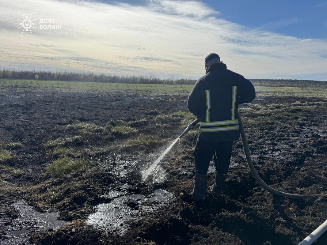 На Волині рятувальники понад 5 годин ліквідовували займання торфу