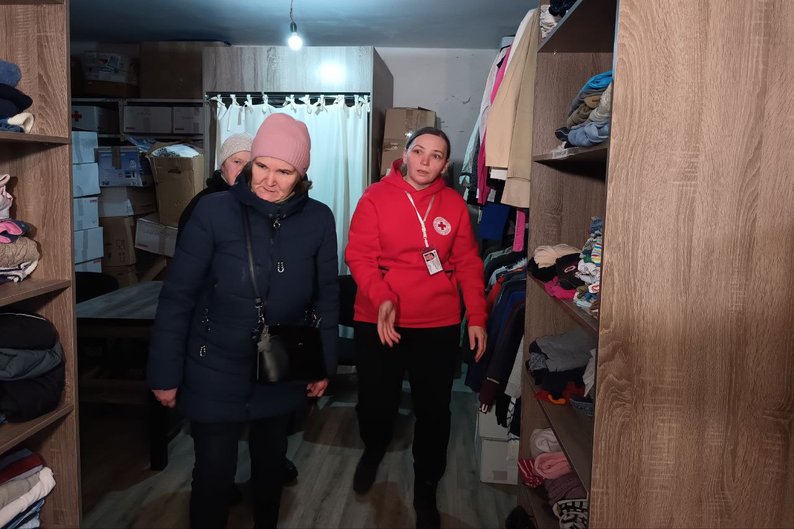 Звертаються переважно переселенці: де у Луцьку працює банк одягу