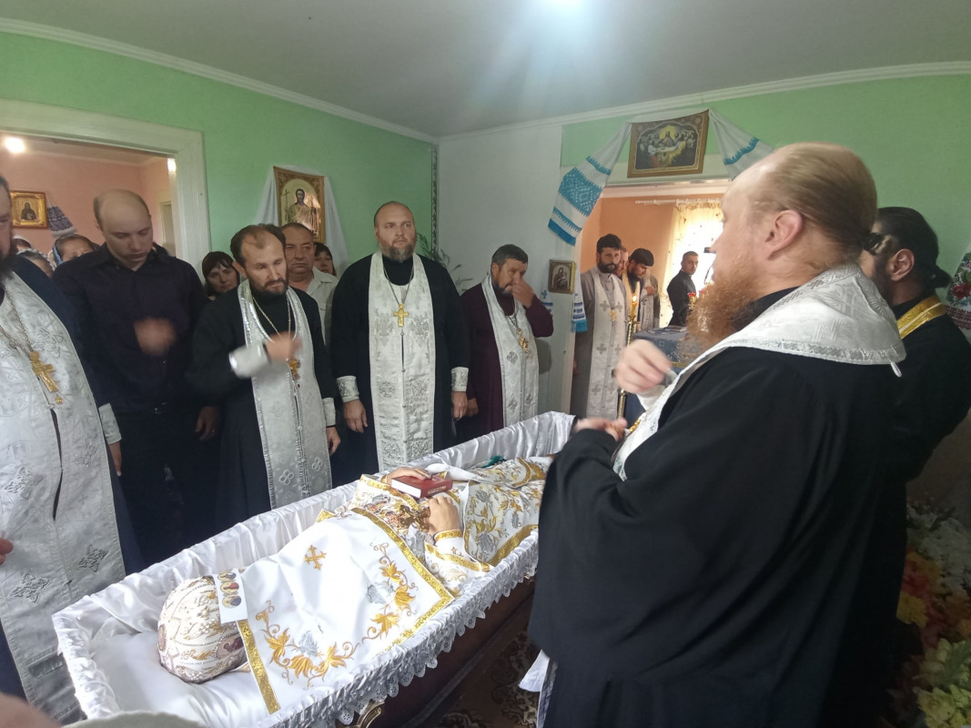 На похорон прийшло дуже багато людей: на Волині провели в останню путь священника