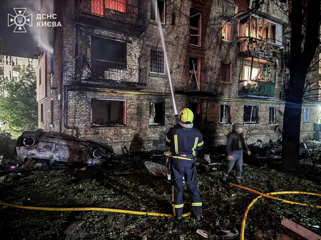 Пекельна ніч у Києві: ДСНС показала, як рятувальники борються з наслідками удару РФ