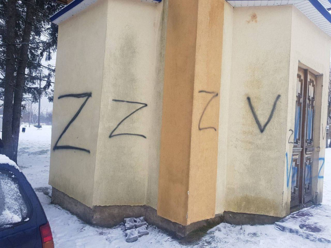 На Волині капличку УПЦ МП розмалювали буквами Z і V