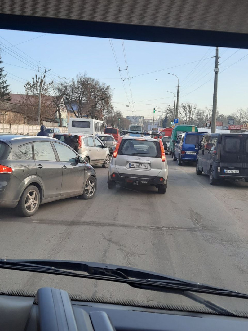Ранкова аварія у Луцьку: зіткнулися маршрутка та вантажівка. Рух вулицею ускладнений. ОНОВЛЕНО