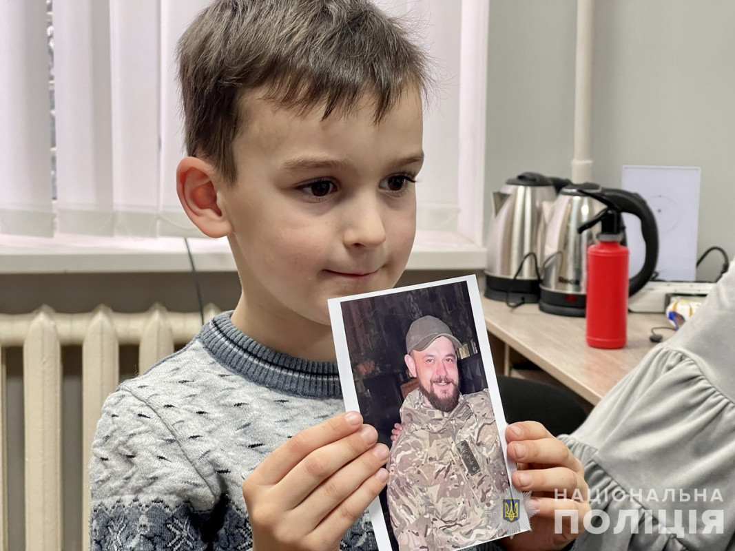 Сюрприз до свята Миколая: сім'ї загиблого молодого капітана поліції з Луцька вручили ключі від квартири