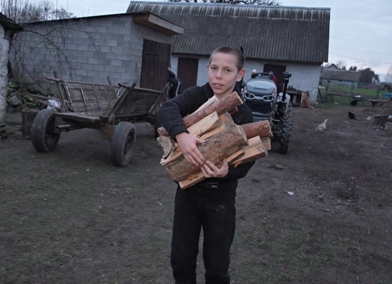 Матір позбавили прав, а батько зник на війні – 67-річна волинянка взяла під опіку шістьох онуків. Відео