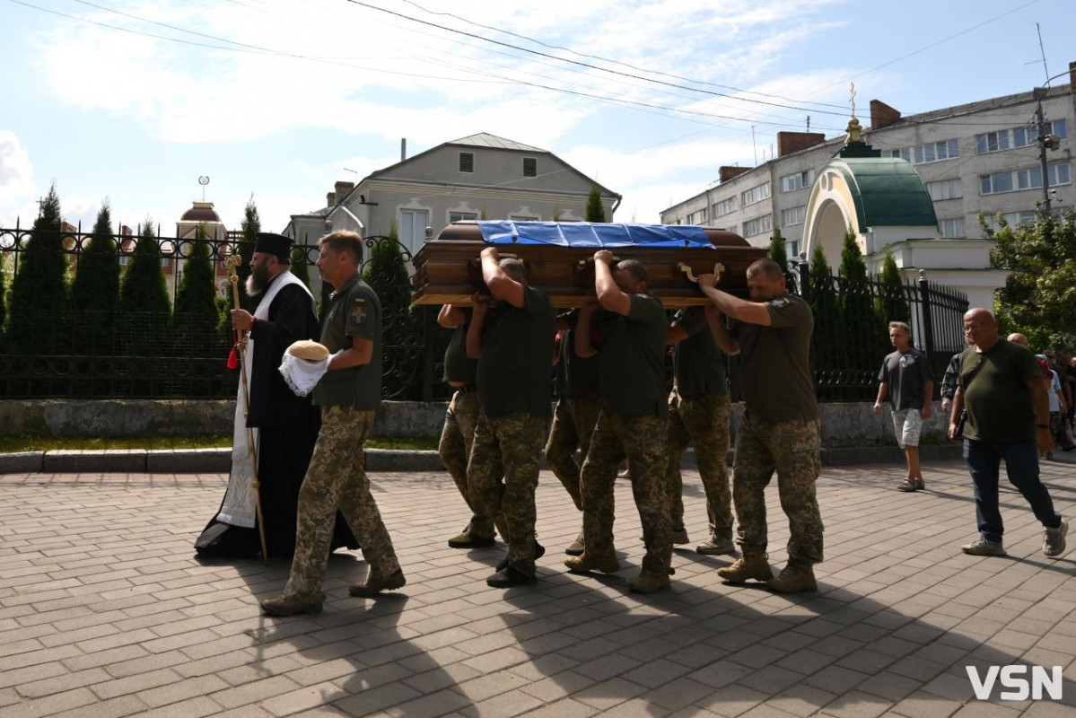 «Пішов воювати за правду»: поховали загиблого на війні екснардепа з Луцька, підполковника Сергія Слабенка. Фото