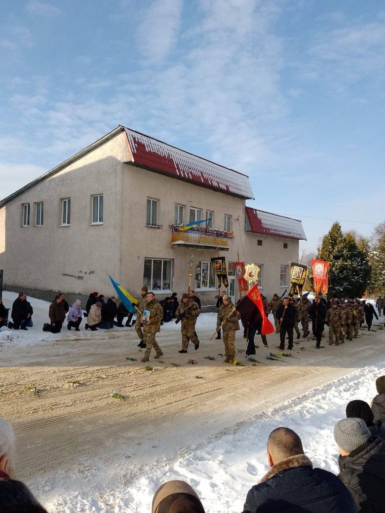 Загинув під час артилерійського обстрілу: у Луцькому районі попрощалися з Героєм Олександром Твердохлібом. Фото