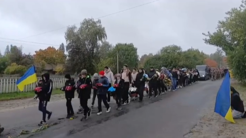 «Жив дітьми і для дітей, та не встиг набути татом»: на Волині попрощались з Героєм Олександром Пугачем