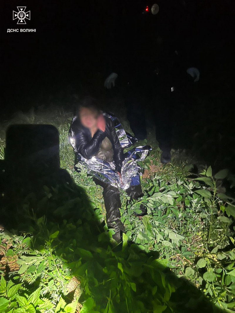 У Луцьку жінка застрягла в болоті — її визволяли рятувальники