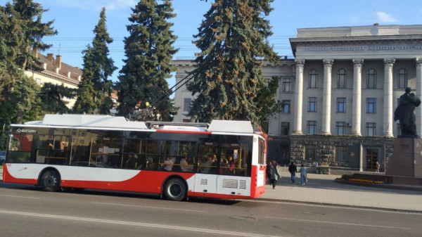 У луцьких тролейбусах з початком навчального року збільшилась кількість пасажирів