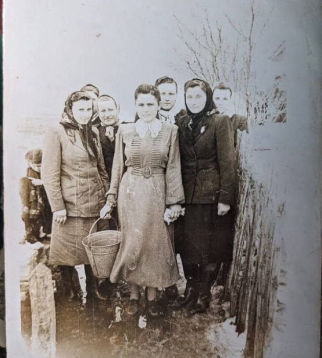 93-річна волинянка веде господарство та вирощує хризантеми