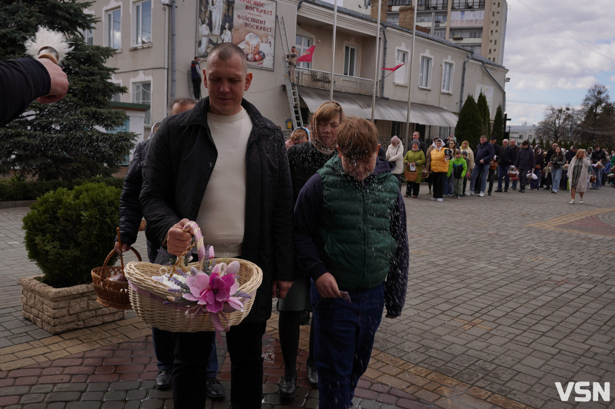 Як у Луцьку освячують Великодні кошики? Фоторепортаж