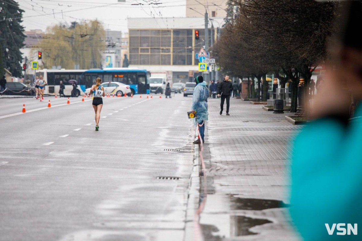 Боротьба за медалі і дистанції під дощем: у центрі Луцька відбувся чемпіонат України зі спортивної ходьби
