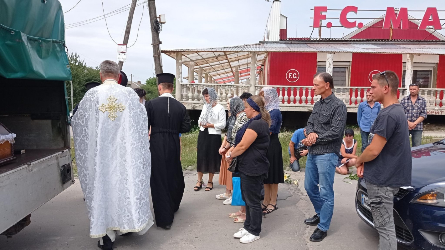 Діти залишились без батька: на Волині попрощалися з Героєм Валентином Ошайком