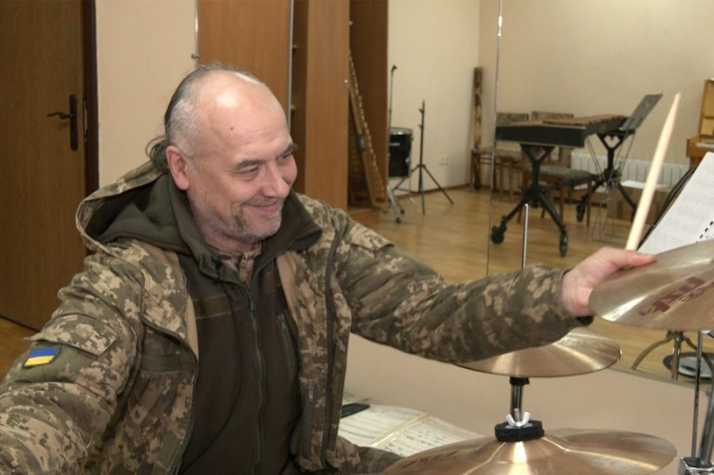 Музикант, який став військовослужбовцем: викладач луцької музшколи прийшов у відпустку