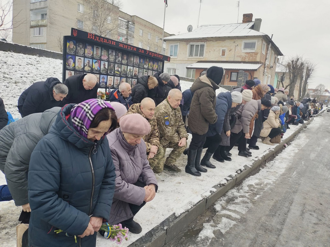 Зі сльозами  ділили його весільний коровай на кладовищі: на Волині попрощалися молодим Героєм