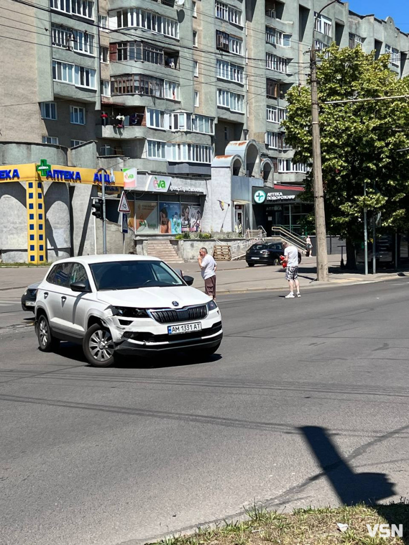 Проїхав на червоне: у Луцьку сталася ДТП за участю таксі та Nissan