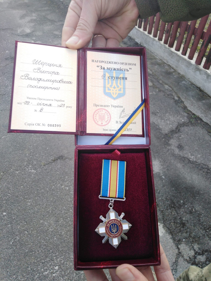 Йому було лише 25: батькам загиблого Героя Віктора Шершня з Луцького району вручили нагороду сина