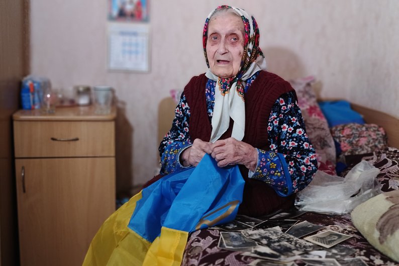 «Якби я була молодша, то сама б пішла на фронт»: 97-річна бабуся з Волині чекає правнуків з війни