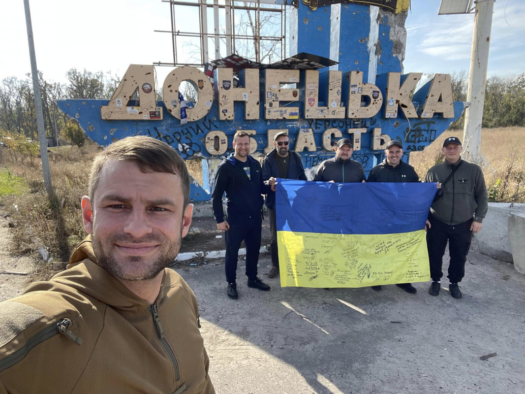 Три авто для ЗСУ і 2 тонни вантажу: волинські волонтери доставили допомогу на Донеччину