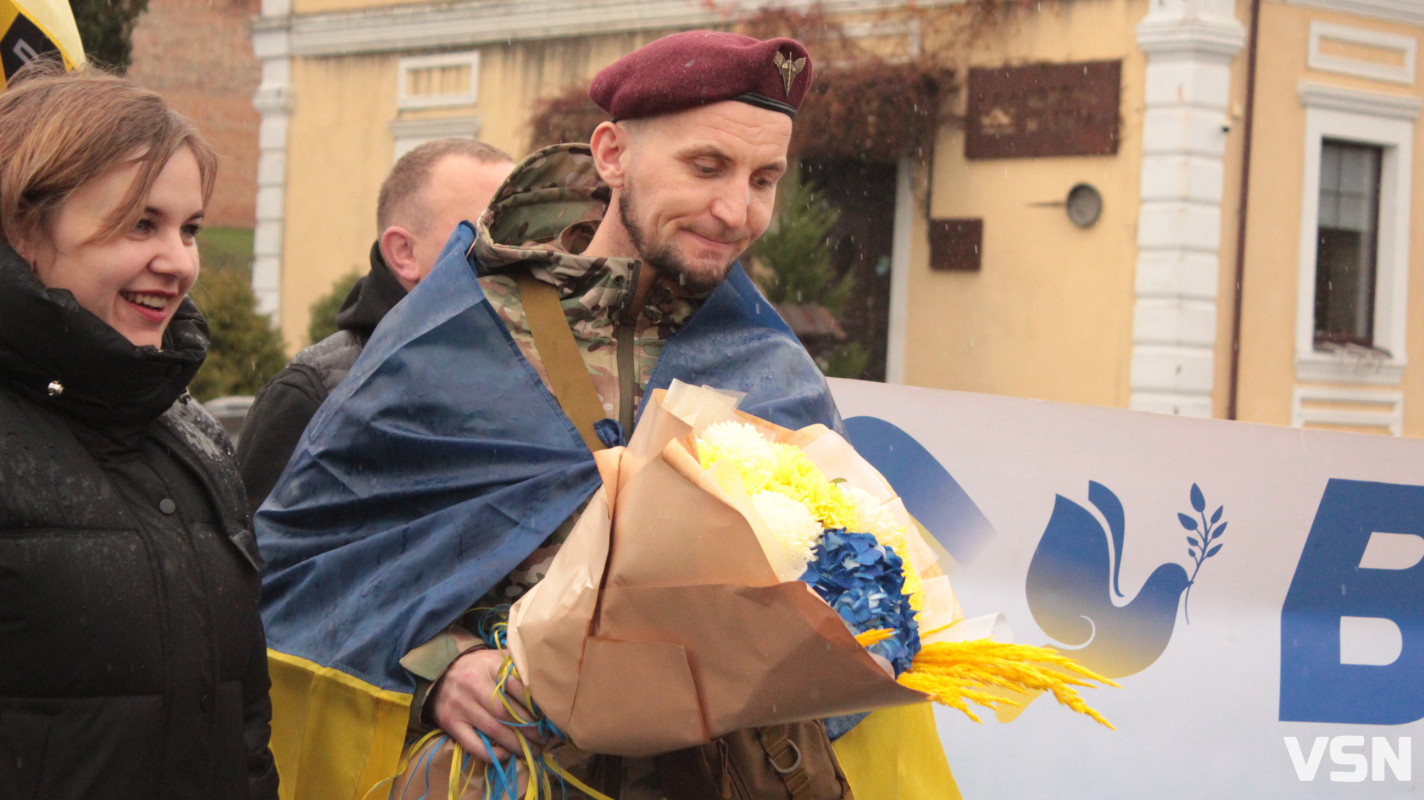 Після трьох років полону у Луцьку зустріли захисника Віталія Глєбова