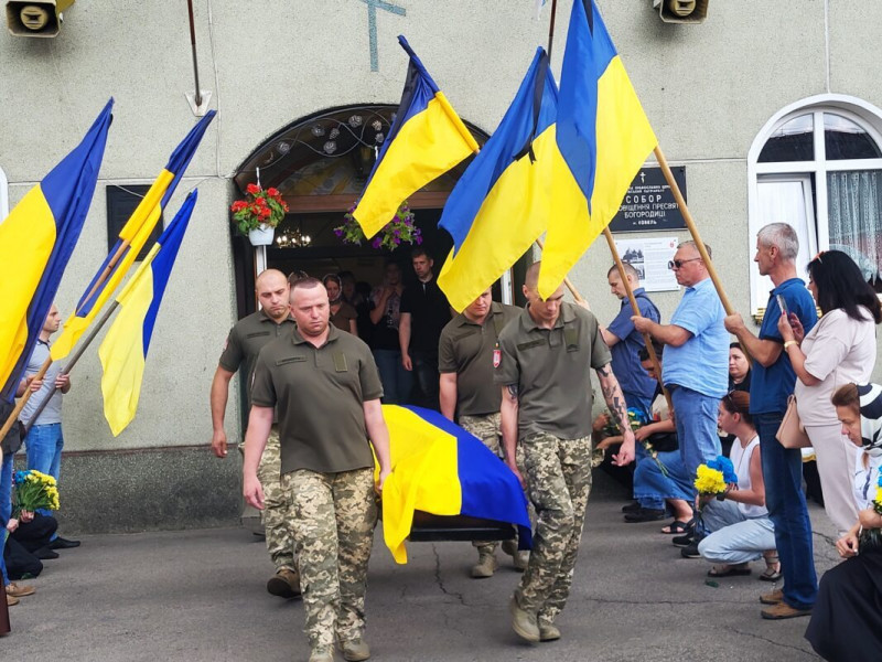 Повернувся додому через 16 місяців: у Ковелі попрощалися із морпіхом Русланом Нечипоруком