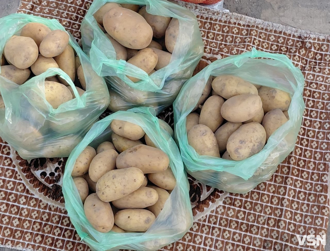 160 грн за кіло: скільки коштує молода картопля у Луцьку