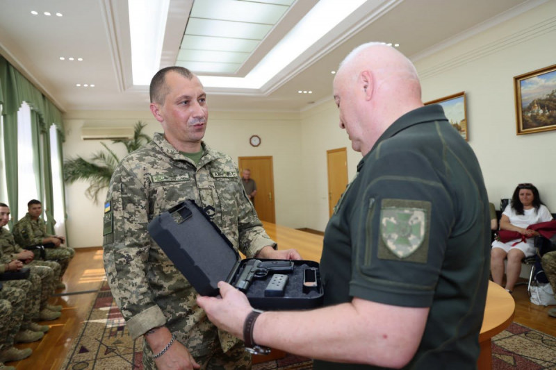 Воювали на Донеччині та Харківщині: прикордонники з Волині отримали нагородну зброю