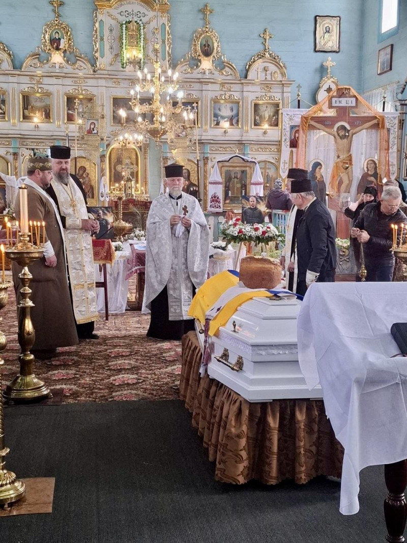 Коровай ділили на кладовищі: на Волині попрощалися із 24-річним Героєм Петром Олендром