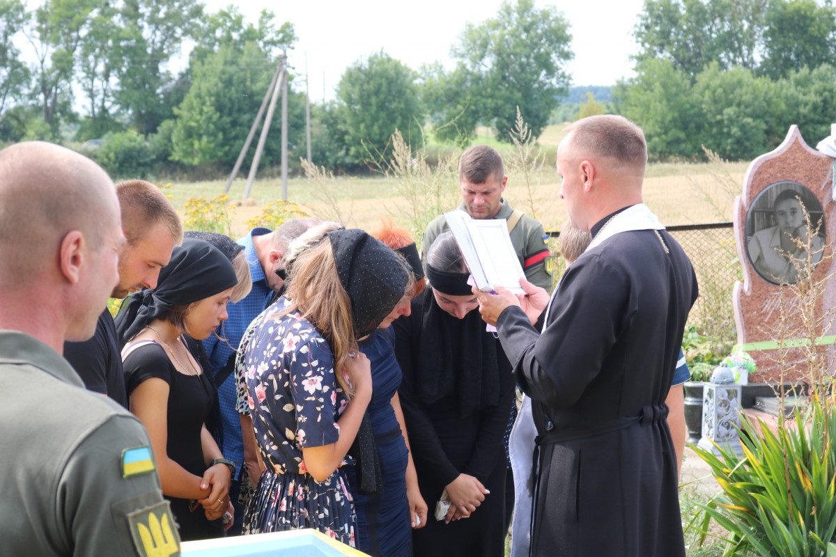 Під звуки сирени: на Волині попрощалися із молодим Героєм Артуром Данилюком 