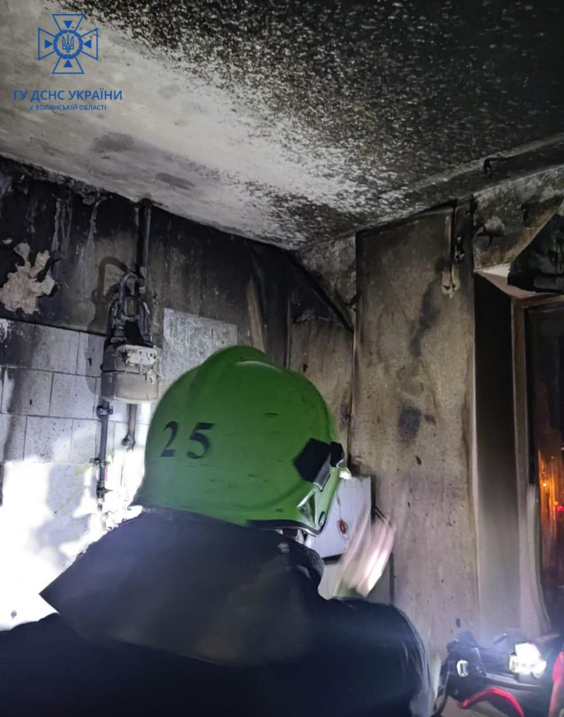 Спалахнув газовий стояк: подробиці нічної пожежі в багатоповерхівці у Луцьку