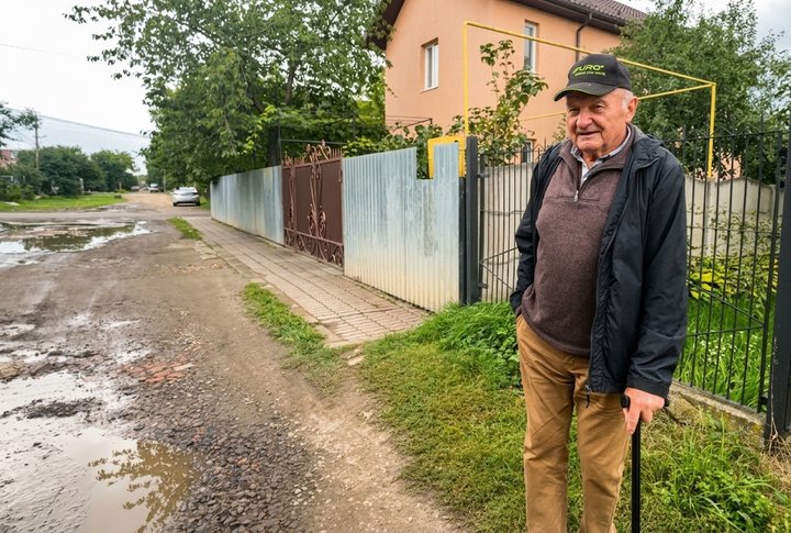 У Луцьку жителі півтора року просять відремонтувати розбиту дорогу