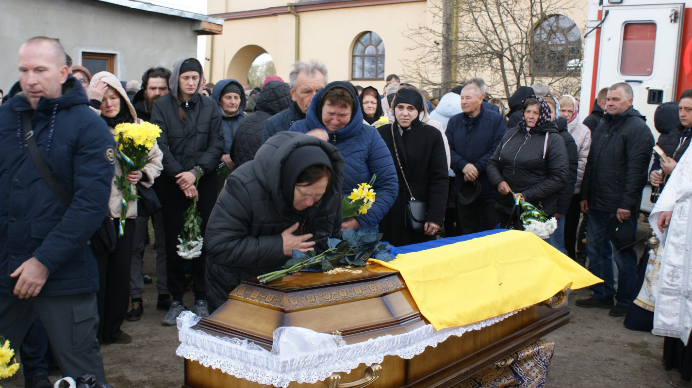 До останнього подиху – за Україну: у Луцькому районі попрощалися з Героєм Сергієм Мандзюком  