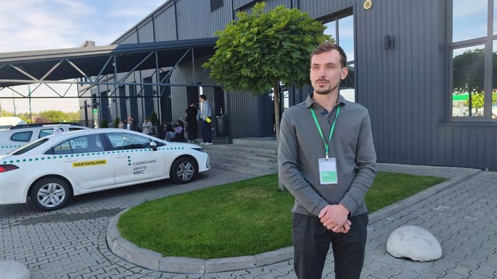 Втратив обидві ноги на війні, але не здався: лучанин став першим ветераном у місті, який отримав водійські права