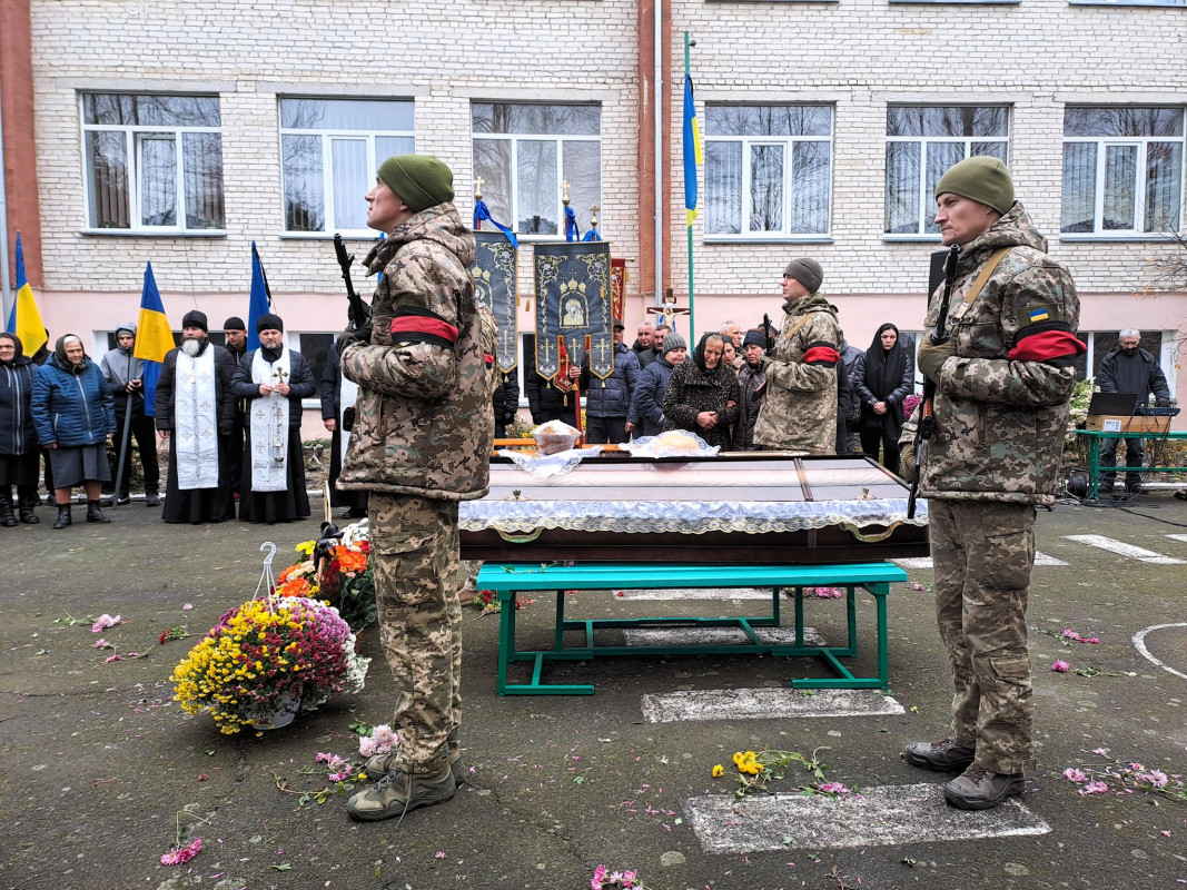 Влітку отримав повістку, а в листопаді загинув: на Волині усе село прийшло на похорон Героя Сергія Клекоцюка. Фото