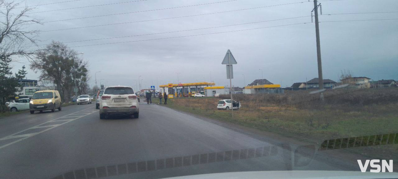 ДТП біля Луцька: від удару машина злетіла у кювет, рух ускладнено