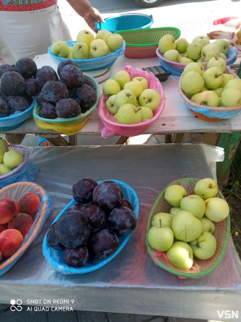 У розпал літа на ринках Луцька - море фруктів та ягід: які ціни і що купують найбільше