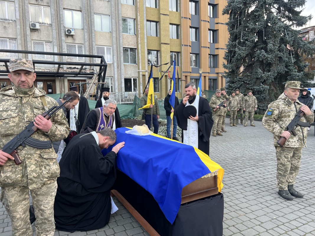 Понад рік вважався зниклим безвісти: на Волині попрощались з Героєм Романом Яковлевим