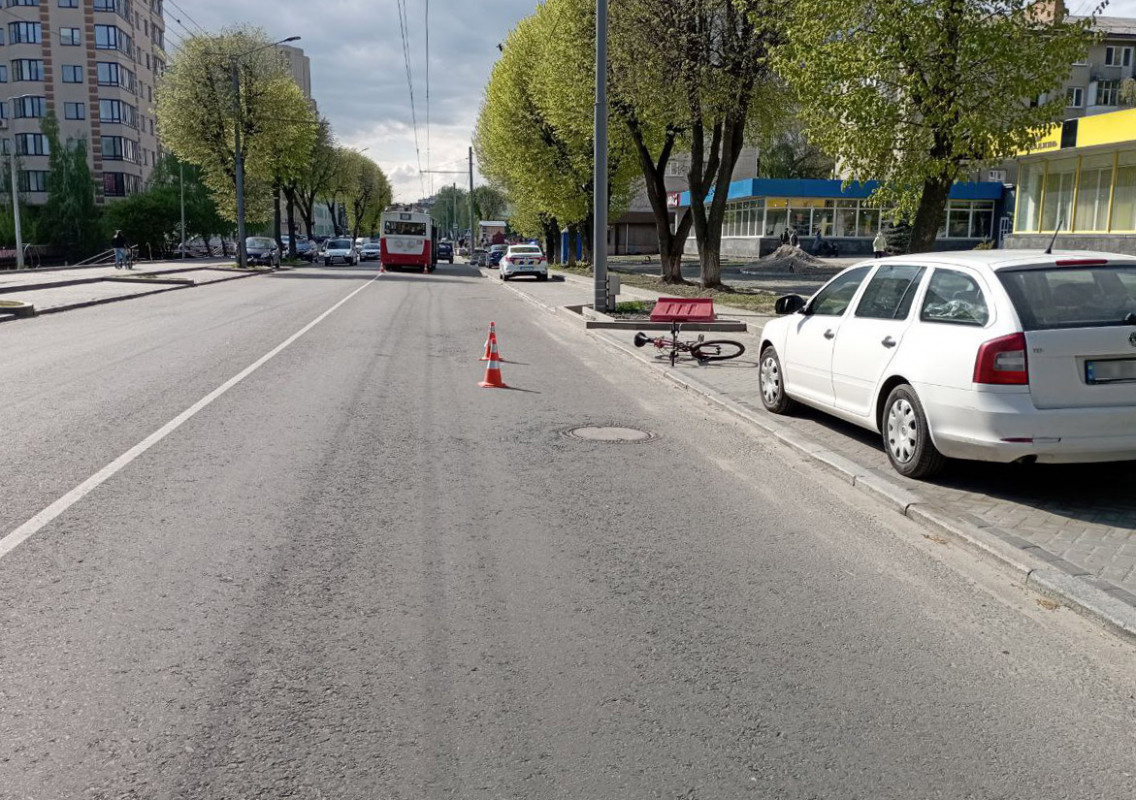 У центрі Луцька п'яний велосипедист наїхав на припарковане авто і впав на проїжджу частину