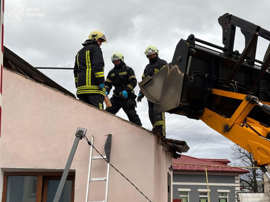 У Луцьку негода зірвала покрівлю школи