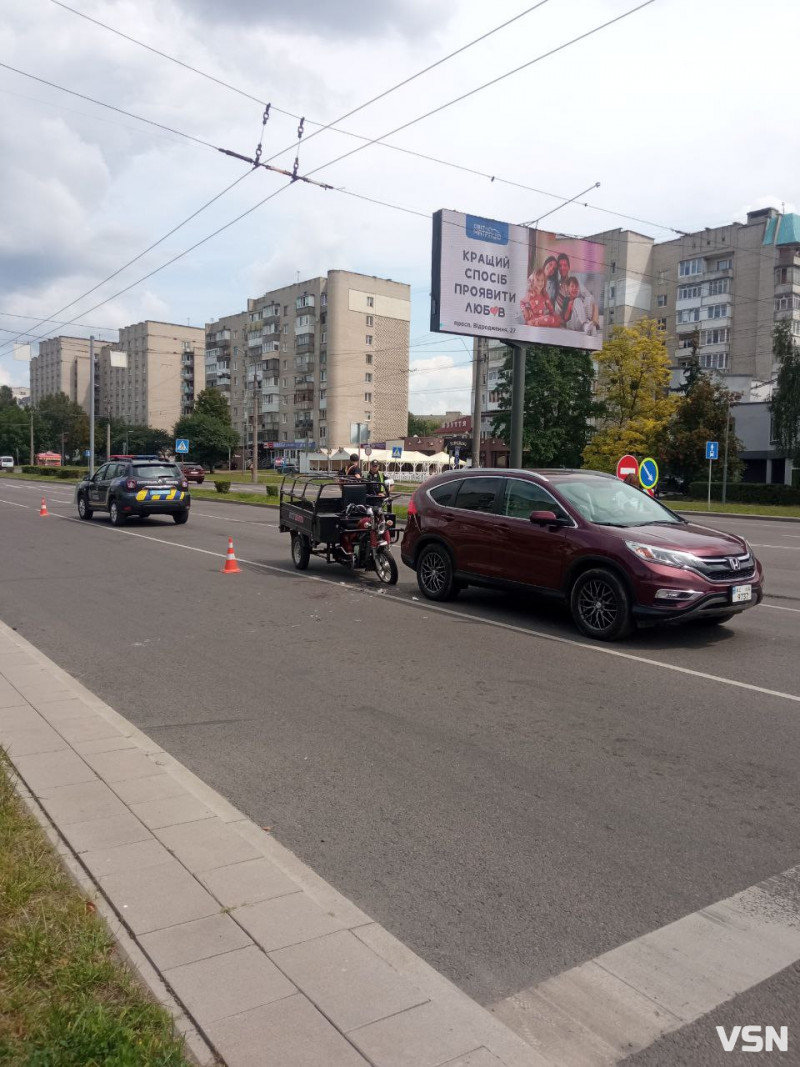 На перехресті у Луцьку зіткнулися мотоцикл та автівка, постраждав чоловік